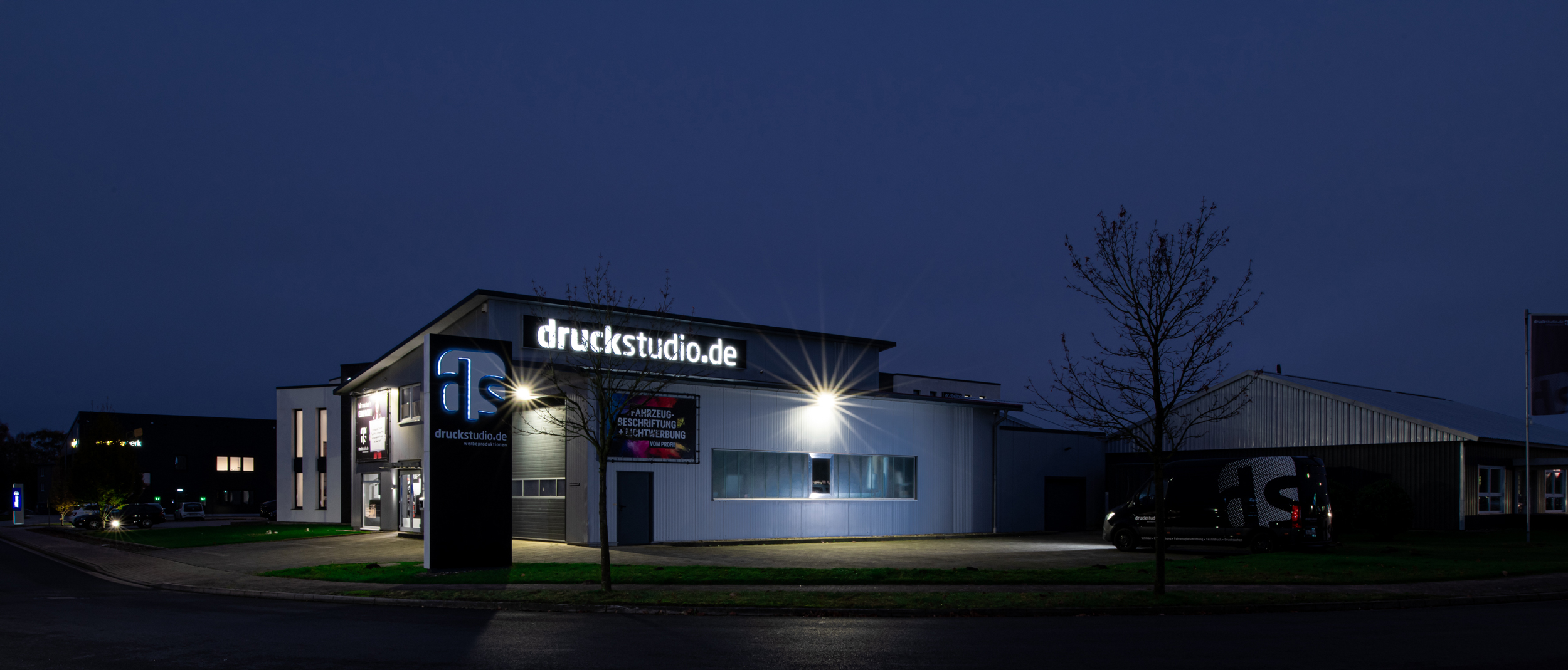 Druckstudio in Tostedt bei Nacht mit Beleuchtung