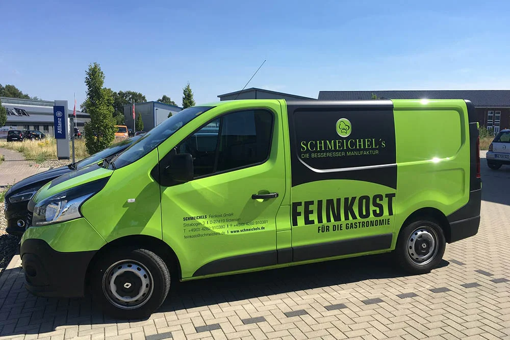 fahrzeug-v3 Grün folierter Transporter mit Feinkost-Werbung