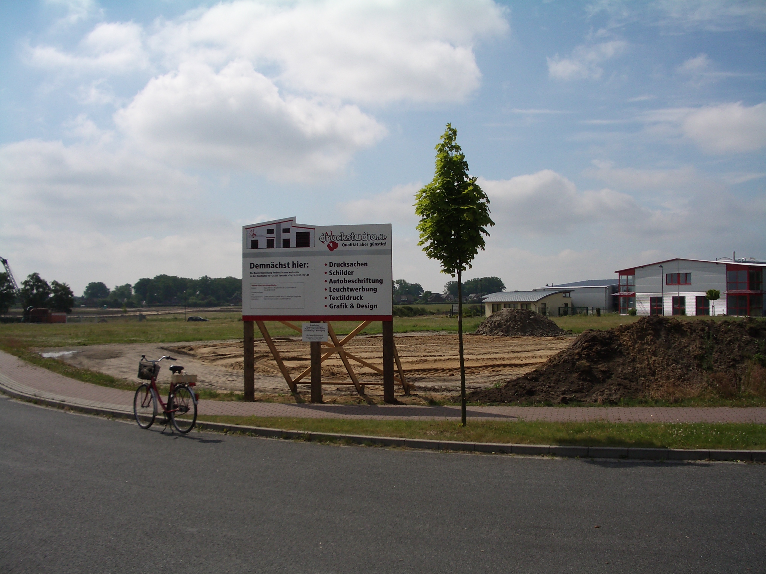 Bauschild für den neuen druckstudio-Standort auf dem Baugrundstück 2005