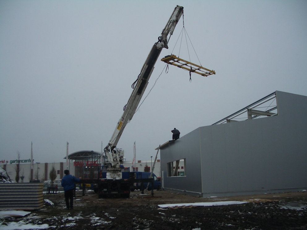 Kran bei der Montage der Fassadenelemente der neuen Halle 2005
