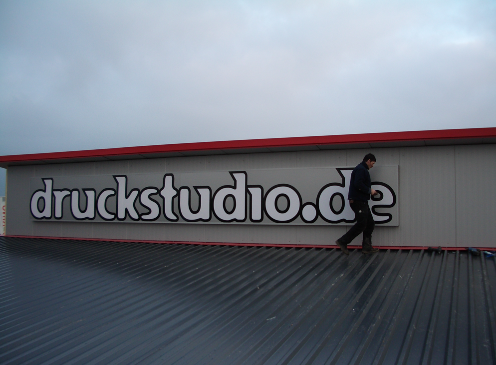 Montage des druckstudio.de Schriftzugs an der neuen Halle 2005