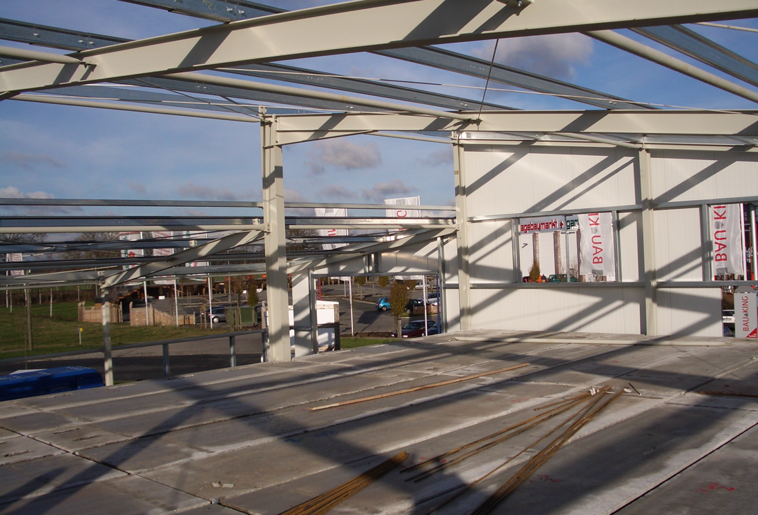 Stahlgerüst und erste Wände beim Hallenbau 2005