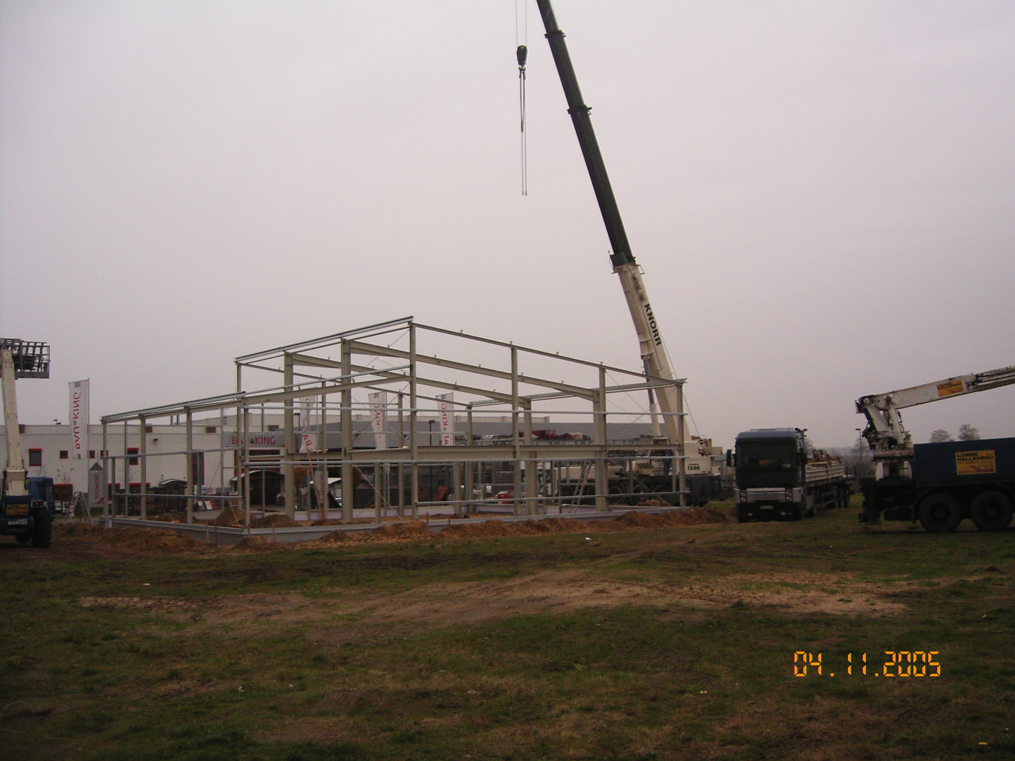 Stahlkonstruktion der neuen Halle am 4. November 2005