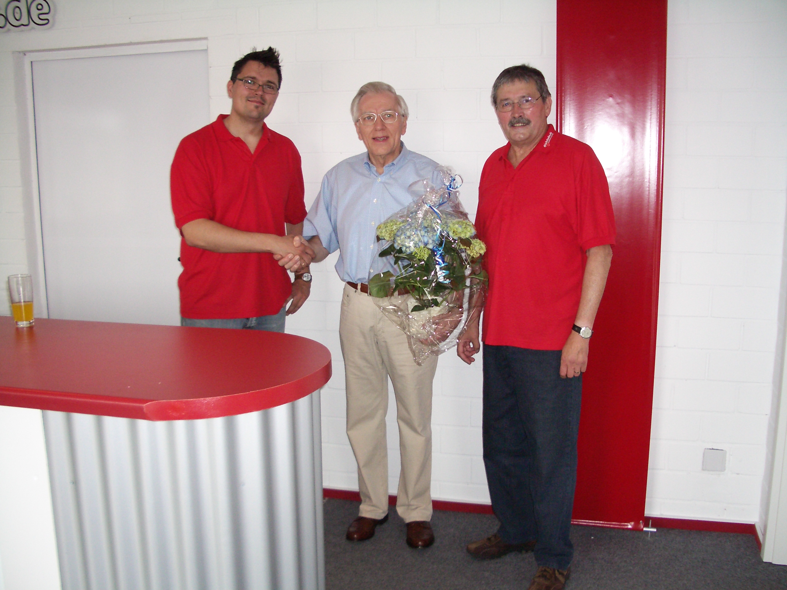 Glückwünsche von Samtgemeindebürgermeister Heinz Oelkers zum 25-jährigen Bestehen von druckstudio beim Sommerfest 2006