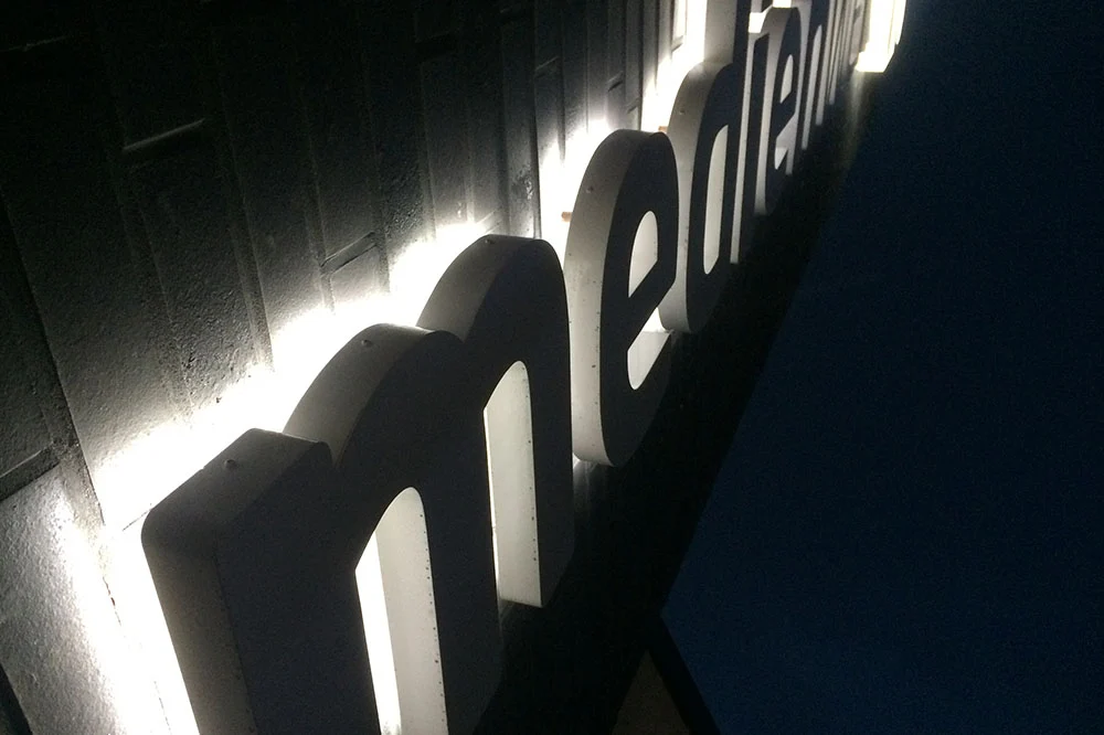 licht-buchstaben-detail Detailaufnahme hinterleuchteter Fassadenbuchstaben