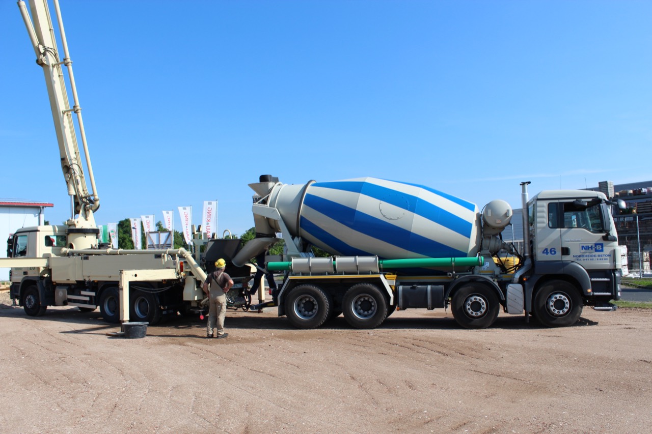 Betonarbeiten auf der Baustelle beim Bau des Medienwerk 15, 2014