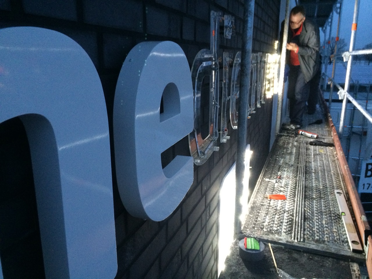 Montage der Leuchtbuchstaben beim Bau des Medienwerk 15, 2014