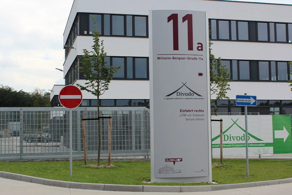 pylon-gesamt Freistehender Werbepylon mit Standortnummer 11